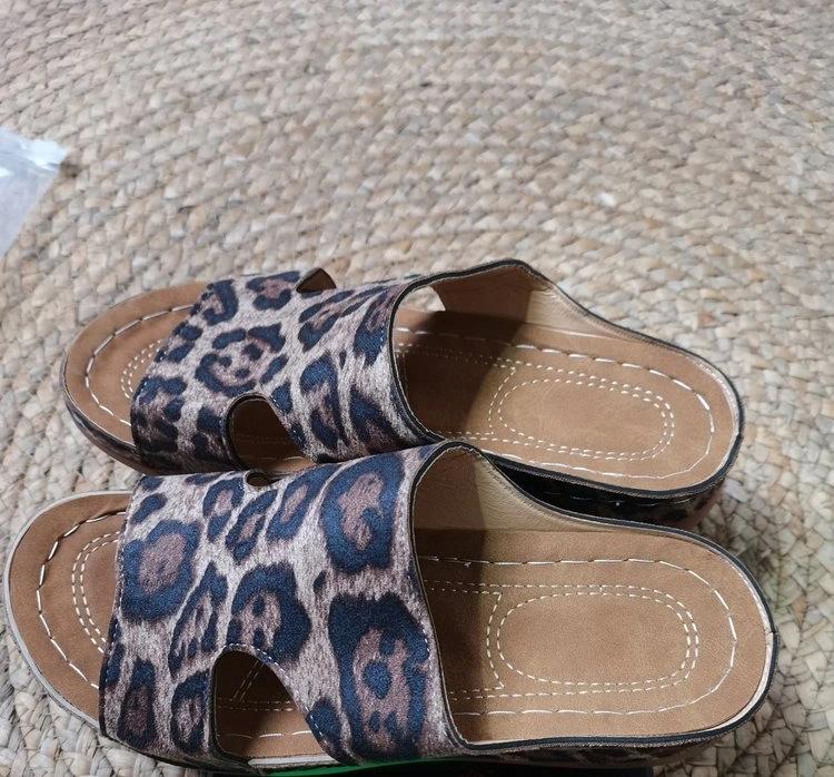 

Женские модные сандалии летние с открытым носком женские шлепанцы удобные легкие туфли на танкетке классические с принтом на платформе 40