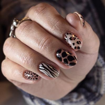 24 ks Pálivě chladivé krátké mandlové umělé nehty s lepidlem Hnědý leopardí vzor Jednoduché vzory Falešné nehty pro ženy Odnímatelné Press On