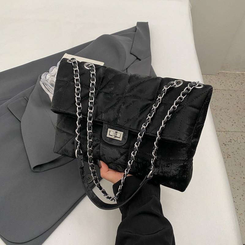 Маленькая черная сумка на плечо из ПУ для женщин 2023 Новый зимний модный трансграничный тренд Однолямочная сумка Triangular