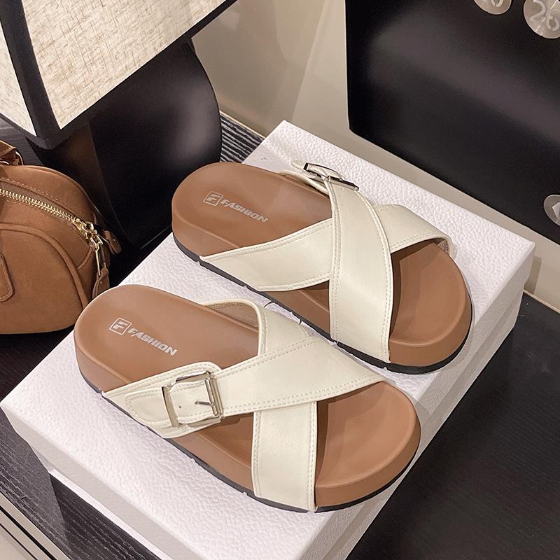 Koreanische Version von gekreuzten Hausschuhen Damen Dicksohlige coole Hausschuhe Sommer Neuprodukt Gürtelschnalle Flacher Absatz Außenbekleidung Lässige Damen coole Slipp