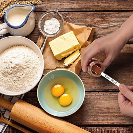 6 ks nerezové ocelové stupnice, měřicí čtverec, kořenící lžíce, naběračka, nástroje na pečení