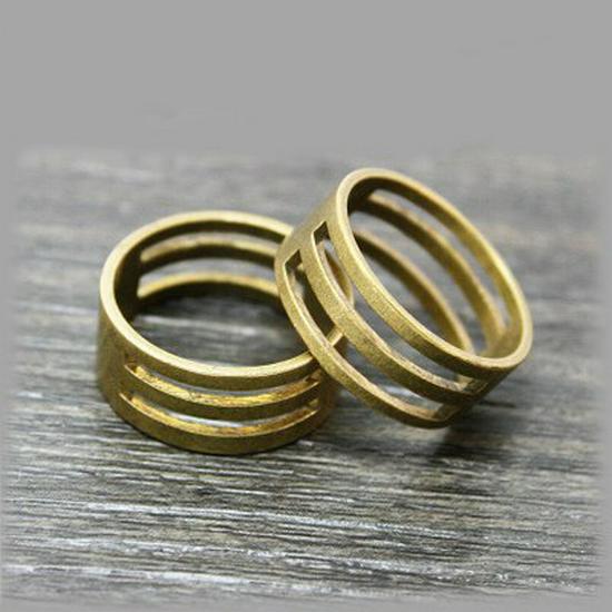 DIY-Schmuck-Werkzeugset: Spitzzange, Schere, Materialien für handgefertigte Ohrringe.