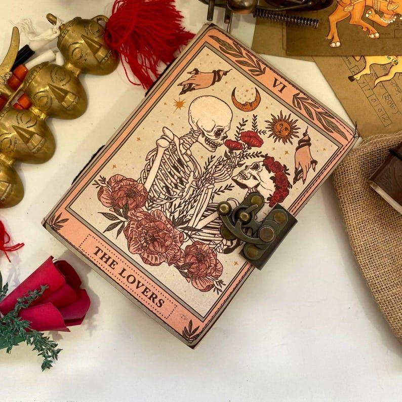 

Книга заклинаний Гримуар Печатный журнал Влюбленные Таро Блокнот Спиральный готический блокнот Череп Любовник Антикварные журналы подарки для мужчин или женщин 7 x 5 in