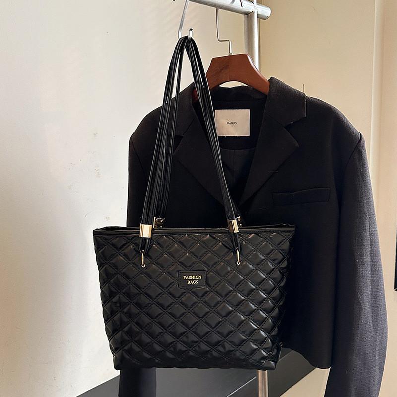 Trendy Lightweight Shoulder Bag For Women Chic Design Ideal For School Or Commute