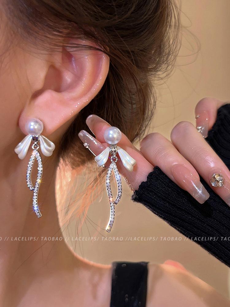 White bow pearl stud earrings, long earrings for big round faces, earrings.