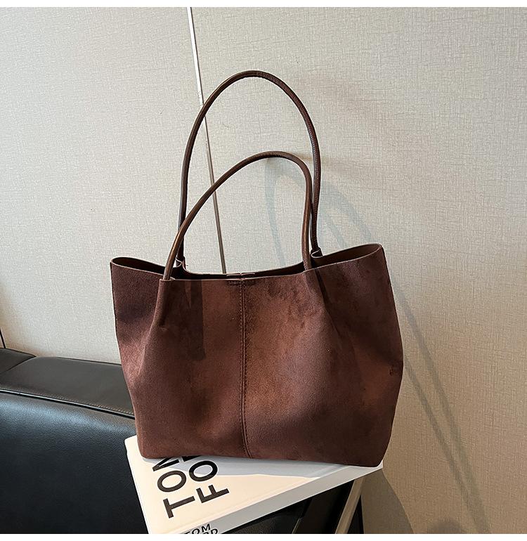 

Осенняя матовая флисовая сумка через плечо из оленьей кожи женская большая вместимость 2025 новая трендовая осенне-зимняя универсальная нишевая сумка