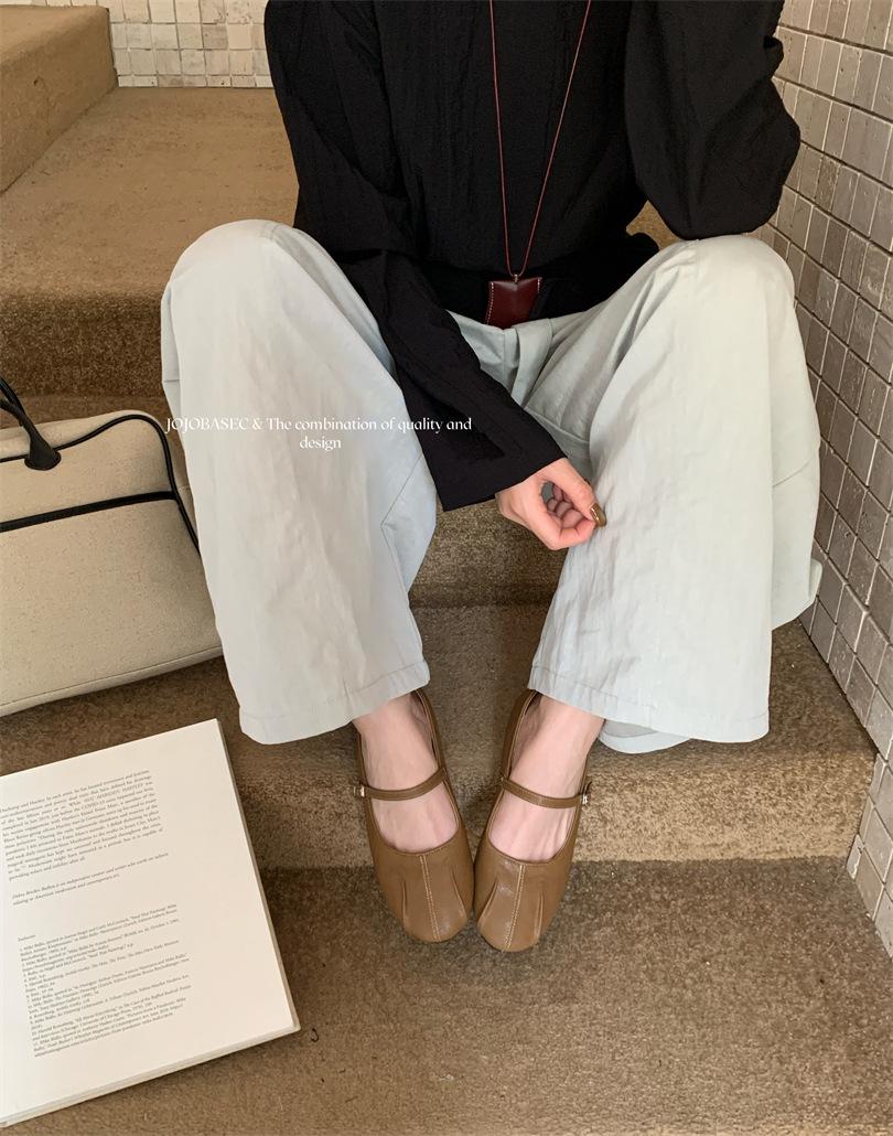 

Soft-soled ladyshoes niche round head single shoes retro new fashion design pleated round buckle autumn grandma shoes simple 2025 39 светло-коричневого