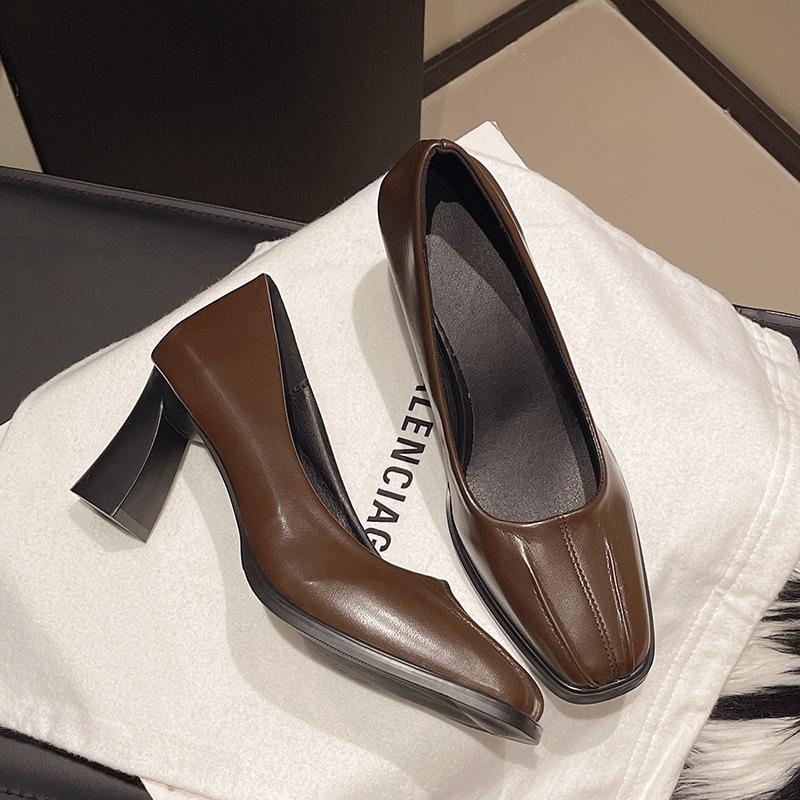 

Женские туфли на высоком каблуке с квадратным носком, весна 2025, новый дизайн, плиссированные, универсальные, из мягкой кожи, с открытым верхом, на толстом каблуке, одинарные туфли 42 коричневый