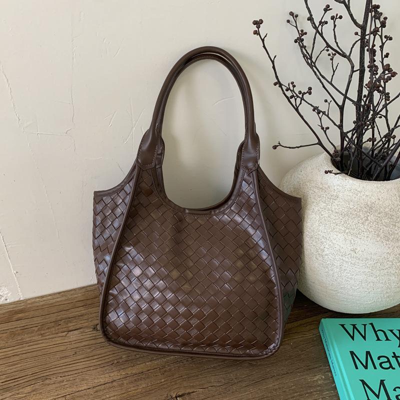 Retro Woven Bag Women's Large-capacity New Autumn and Winter Casual Shoulder Bag Textured Commuter Tote Bag
