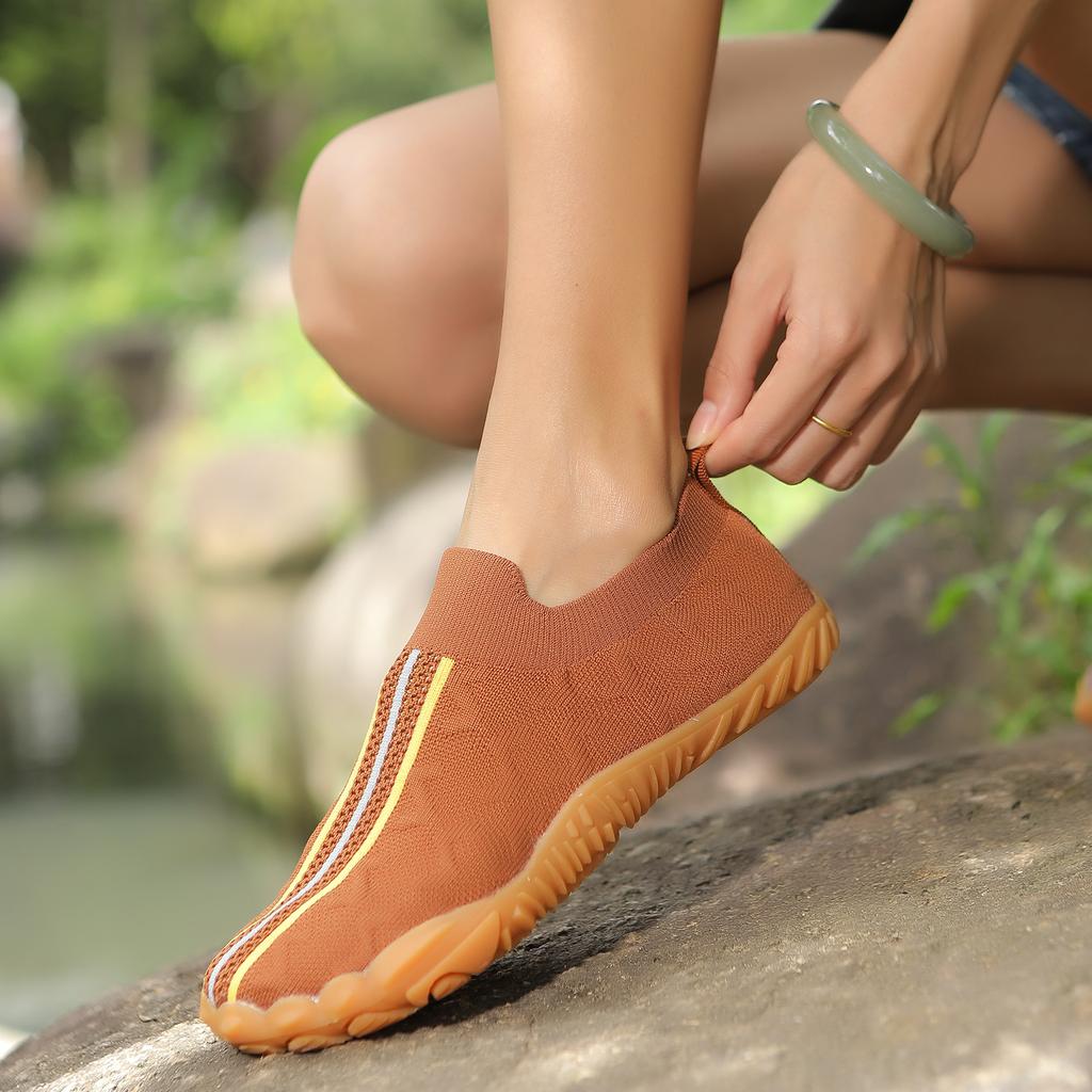 Large size casual five-finger couple shoes fashion trend fly-woven surface breathable and lightweight sports hiking shoes