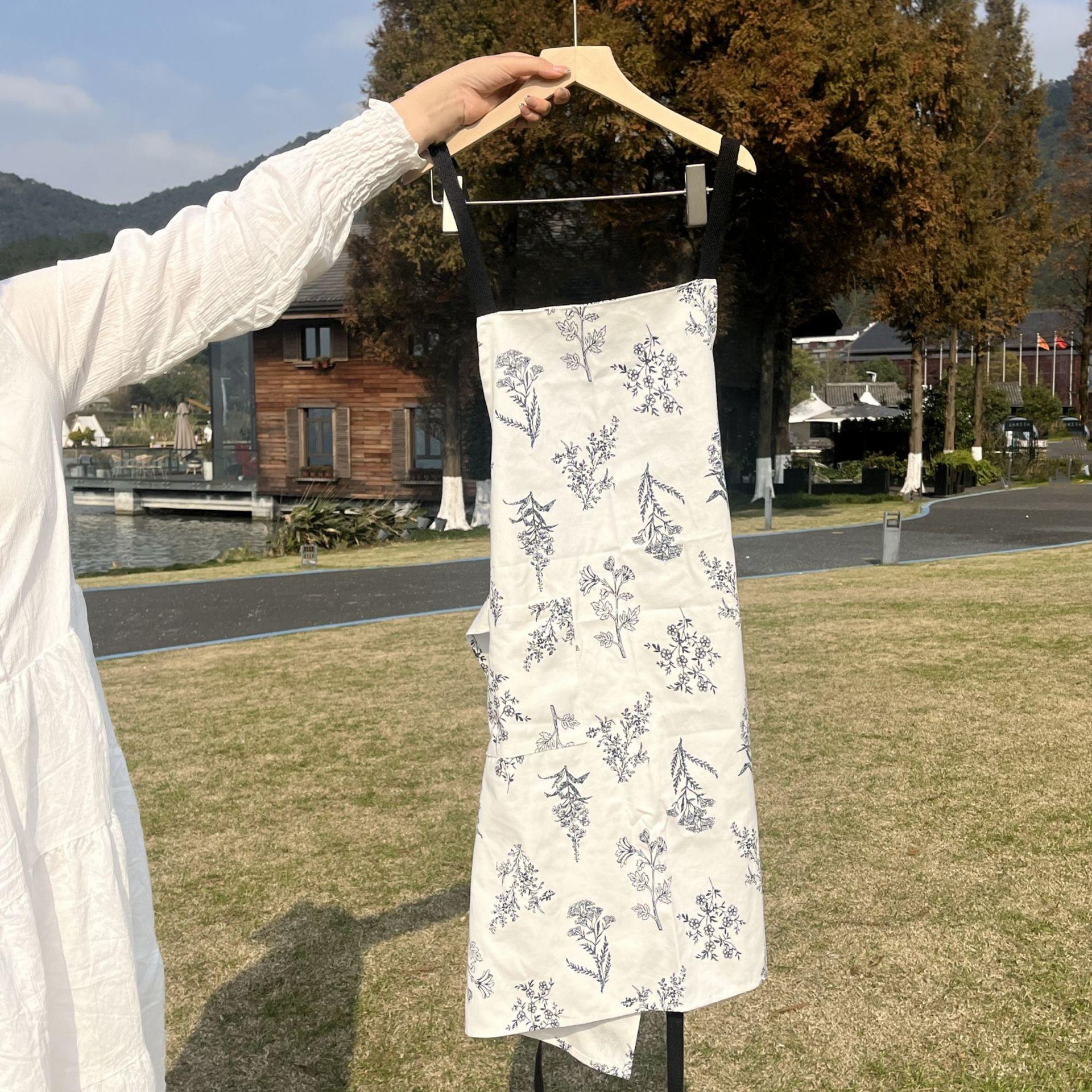 

1pc Pure Cotton Canvas Drawstring Apron Black and White Leaf-shaped Apron Korean Style Modern Simple Kitchen Supplies one size