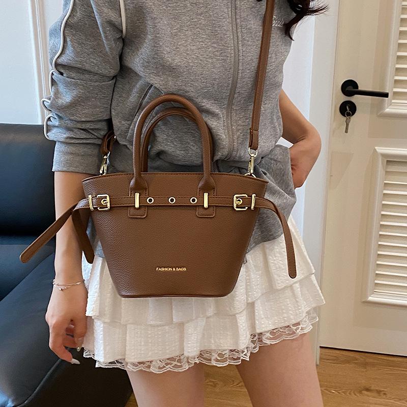 This year's popular small bag women's autumn and winter 2025 new retro shoulder messenger bag Korean version portable bucket bag