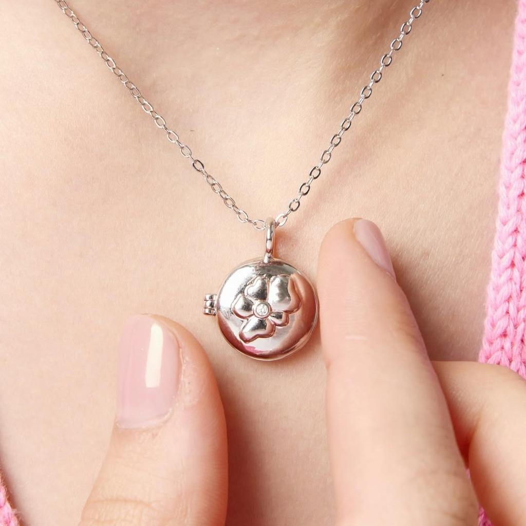 Love Flower Album Pendant Square Opening And Closing Necklace Niche Design Opening And Closing Love Pendant Collarbone Chain