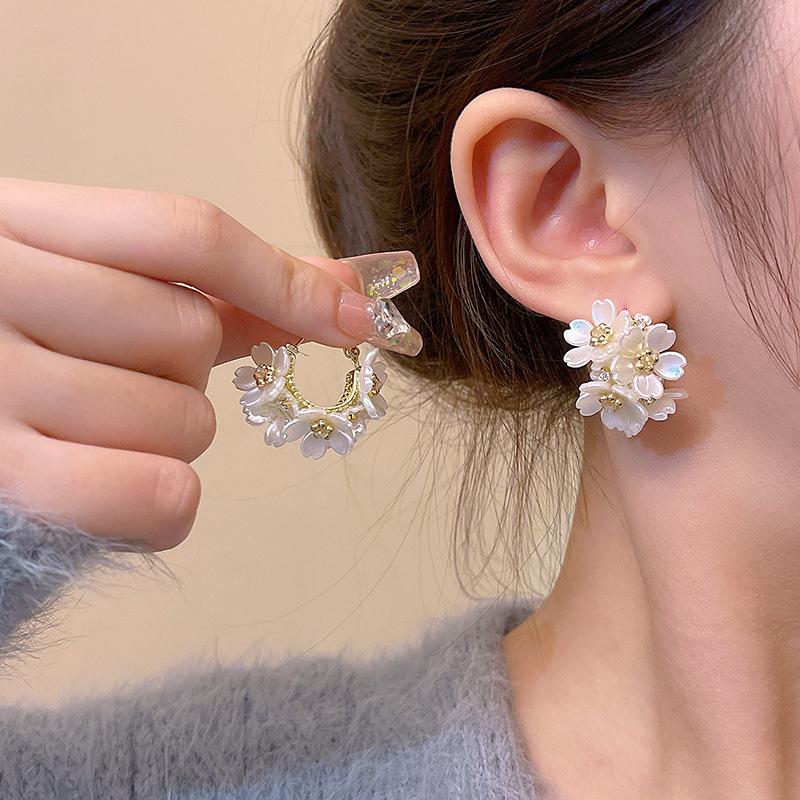 1Pair Sweet Temperament Pearl Flower Earrings For Women Girls Exquisite High-End Light Luxury Flower Earrings Jewelry Accessory