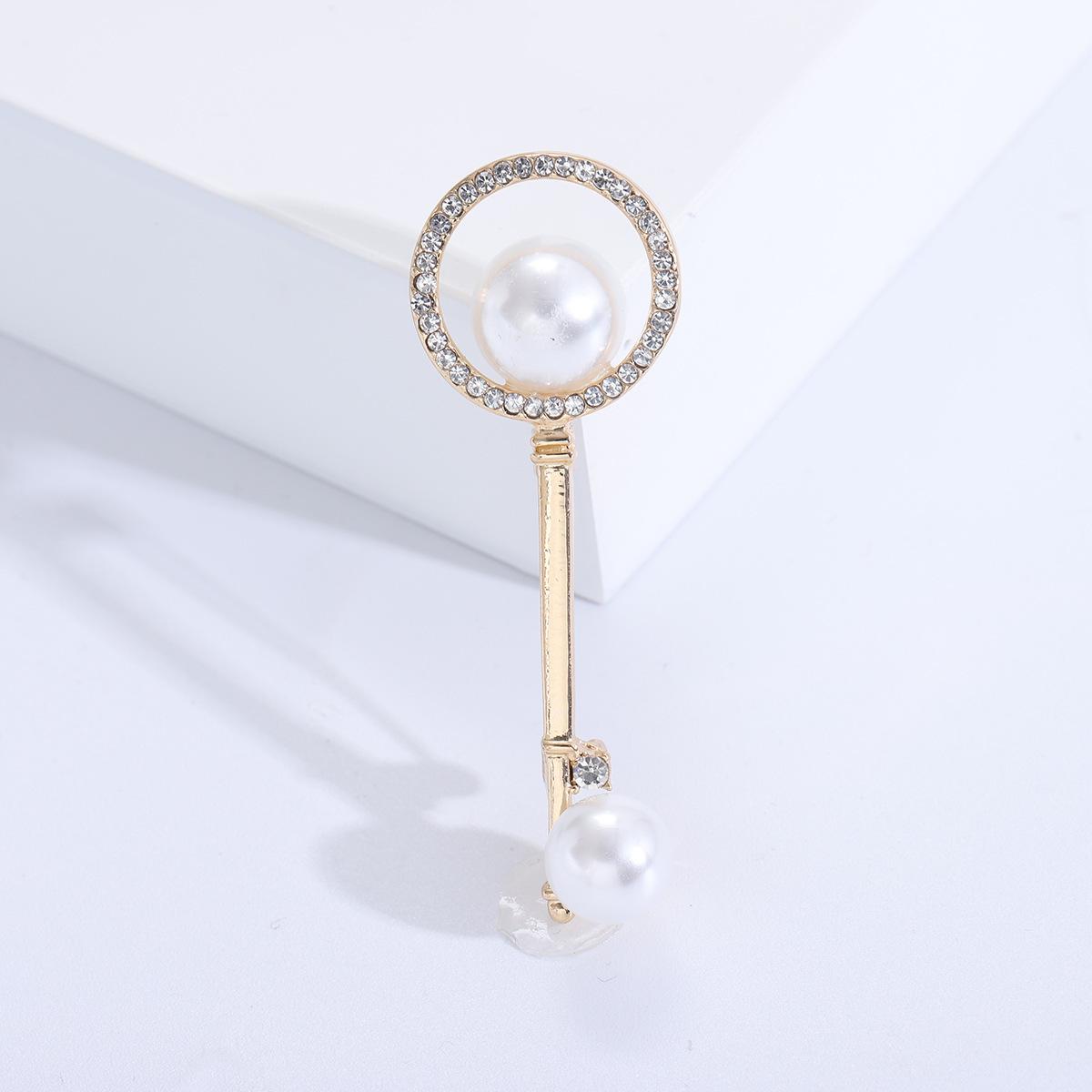 

Жемчужная брошь-ключ с бриллиантами Простые универсальные аксессуары Подвеска для корсажа Аксессуары для пальто двойного назначения