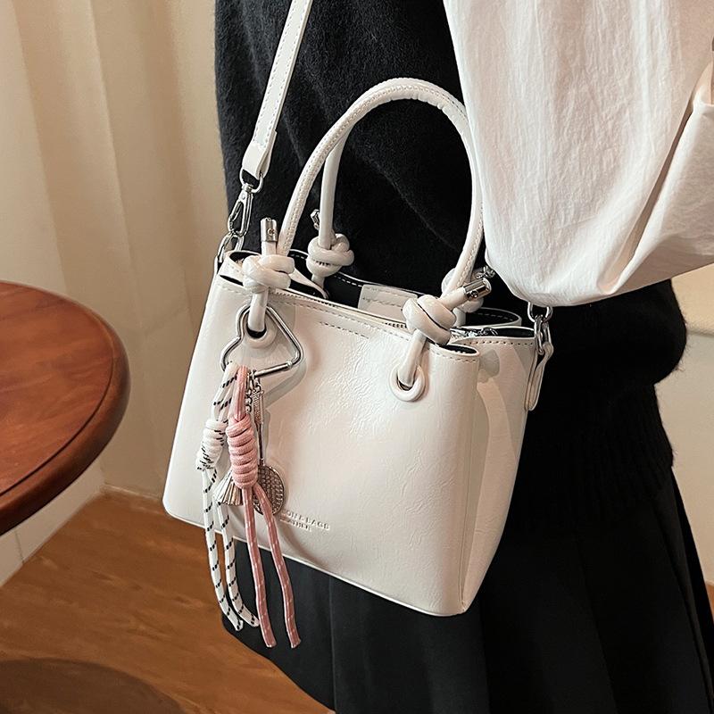 This year's popular retro portable bucket bag, fashionable versatile oil wax leather, high-end commuter messenger women's bag