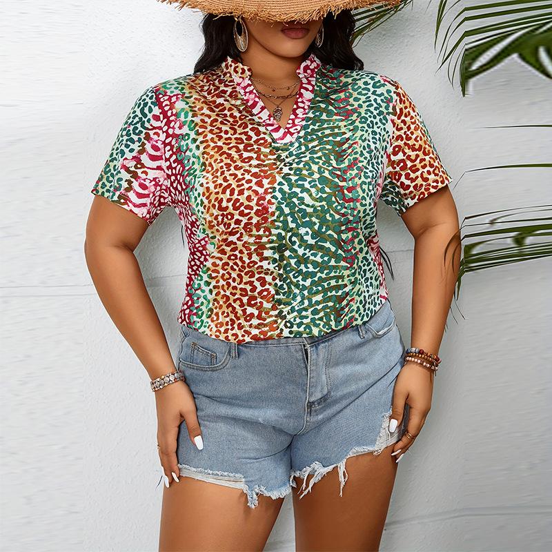 Sommermode für Damen in Übergröße mit Leopardenmuster und kurzen Ärmeln