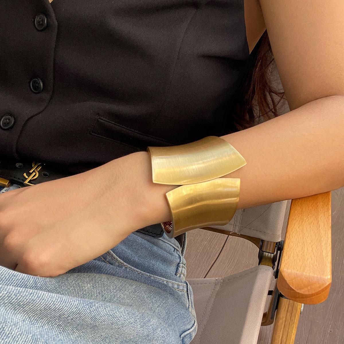 

Европейский Американский Асимметричный Весенний Браслет Набор: Глянцевый металл с алмазными акцентами