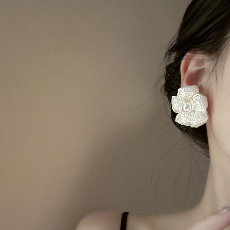 White Flower Pearl Stud Earrings Summer Small Fresh and Sweet Earrings High Sense Fashion Versatile Earrings