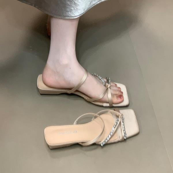 

Модная обувь Женские тапочки Низкие Роскошные Шлепанцы Резиновые Вьетнамки Слиперы Женские Дизайнерские Гавайские 2025 Блестящие Летние ПУ Каблуки-копытца Сказочные 35