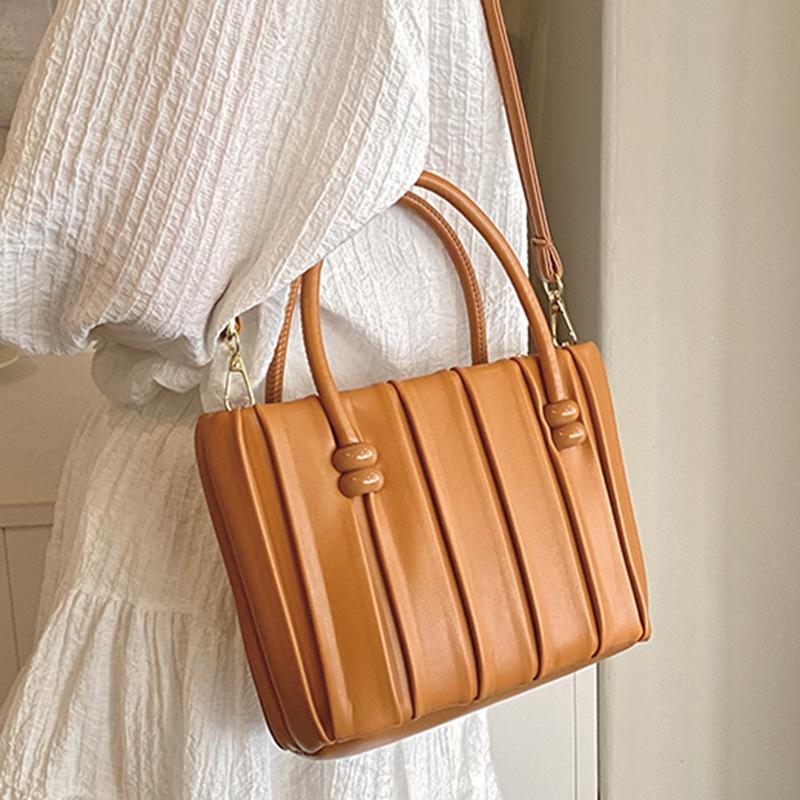 Korean version ins solid color pleated handbag bag women's 2025 autumn new foreign style casual one shoulder messenger tote bag