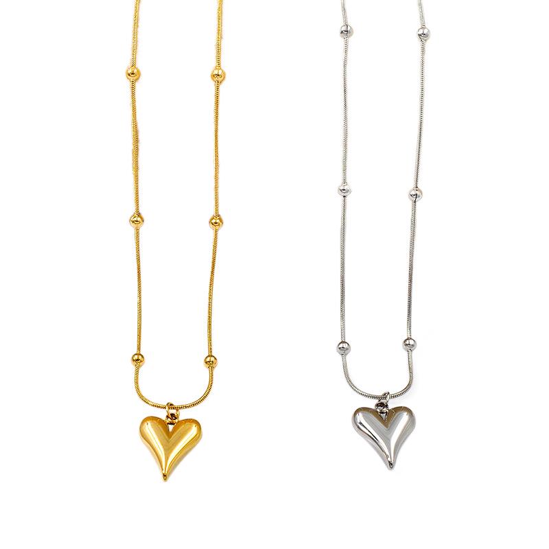 Elegant Light Luxury Heart-Shaped Gold-Plated Titanium Steel Necklace for Women - Versatile Fashion Clavicle Chain.