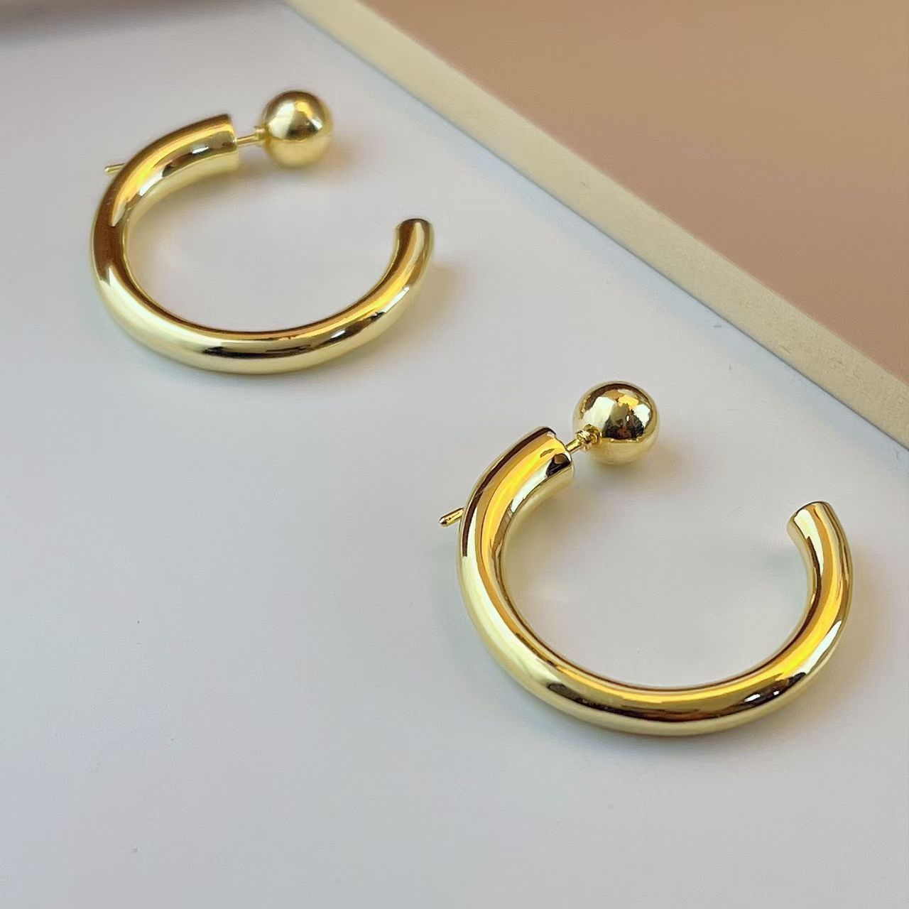 

Minimalist Shiny Metal Hook Earrings Elegant Light Luxury Niche Versatile Cold Stud Earrings for Women 14k золотой