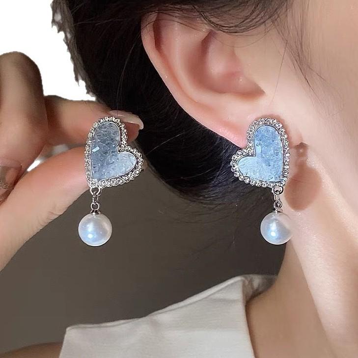 

Light luxury temperament design sense gradual change crystal love stud earrings women, silver needle women earrings earrings 925 silver needle синій