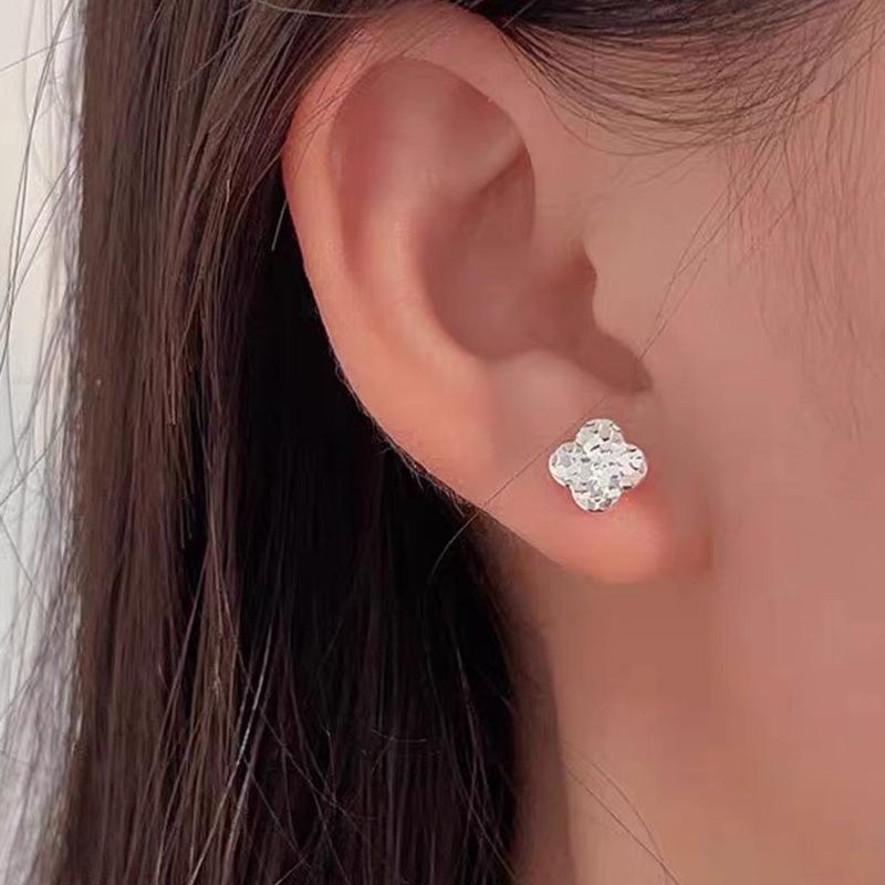 Fashion Four-Leaf Clover Earrings Ins Niche Design Sense Of Light Luxury Senior Minimalist Earrings Jewelry To Raise The Ear Hole Female Earrings