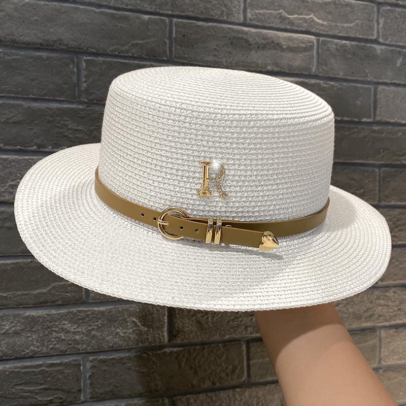 Sommer Flache Strohhüte für Damen Neu Metall R Buchstabe Modischer Strandhut Sonnenschutz für Frauen Elegant Urlaubs Boater Hut