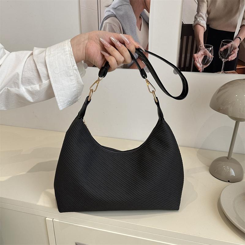 

Solid color fashion versatile personality casual shoulder bag women s chain trend niche senior commuter design messenger bag