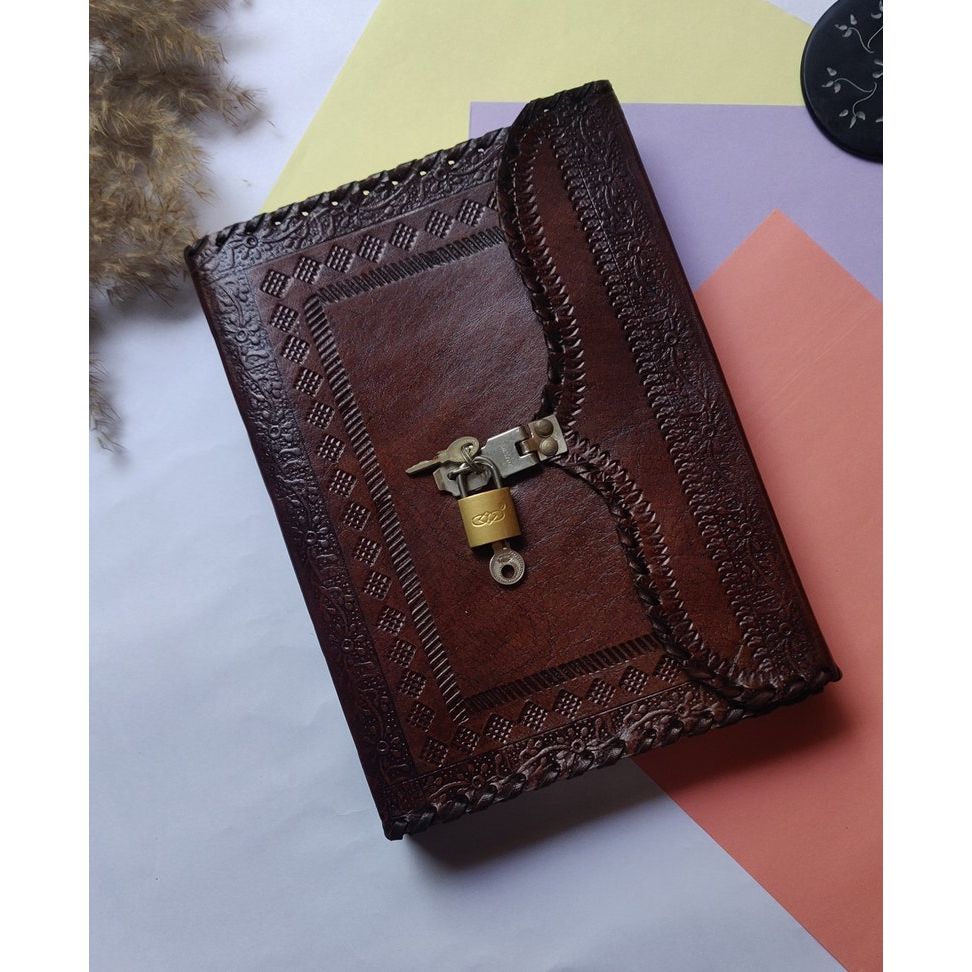 

Тисненый кожаный журнал с замком и ключом: Рукописный Гримуар, Книга Теней 10 x 7 in