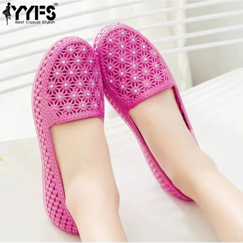 Sandals Women Shoes with Holes Casual Non-slip Nurse Flat Shoes White Sandals Mother Shoes Beach Shoes