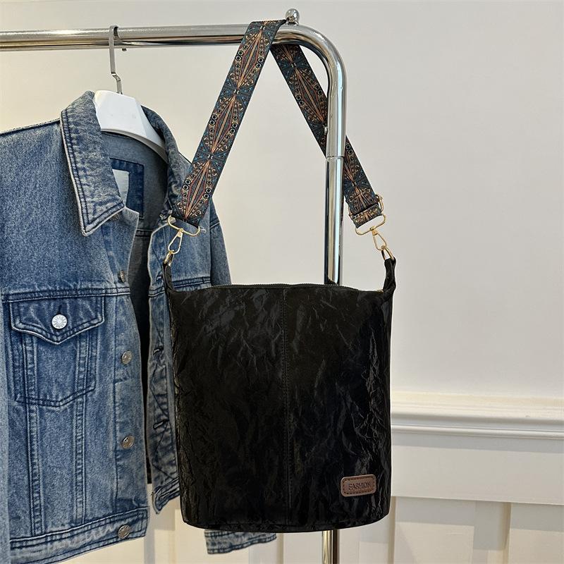 

Early autumn new fashionable large-capacity wide shoulder strap bag women s oblique span bucket bag niche commuter tote bag чёрный