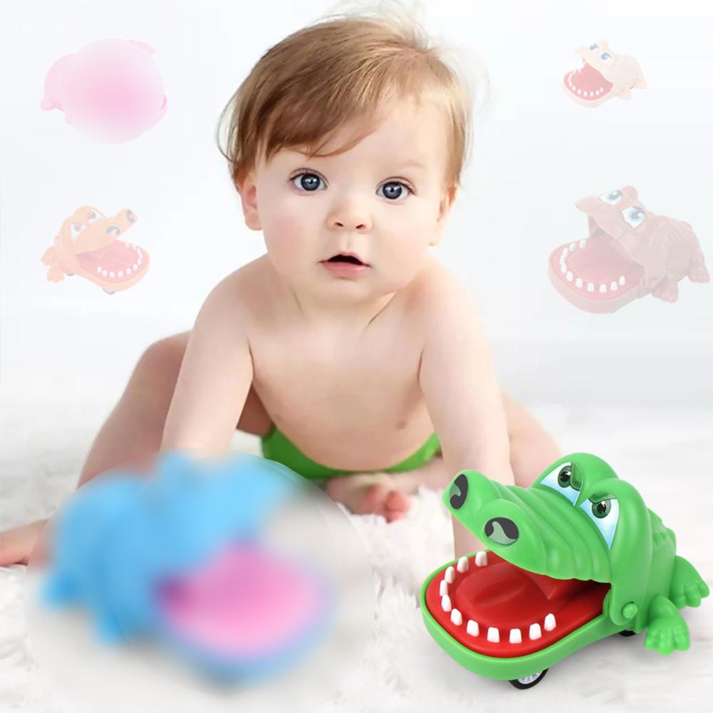 

Pull Back Toy Cartoon Crocodile-shaped Bite Hand Toy Mini Pull Back Car Gift Colors are shipped randomly