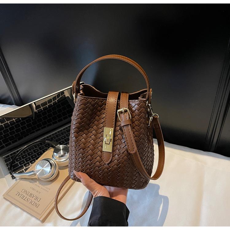 

Вязаная сумка-ведро большой вместимости 2025 новая модная сумка-мессенджер ретро универсальная портативная сумка на плечо тренд темно-коричневого