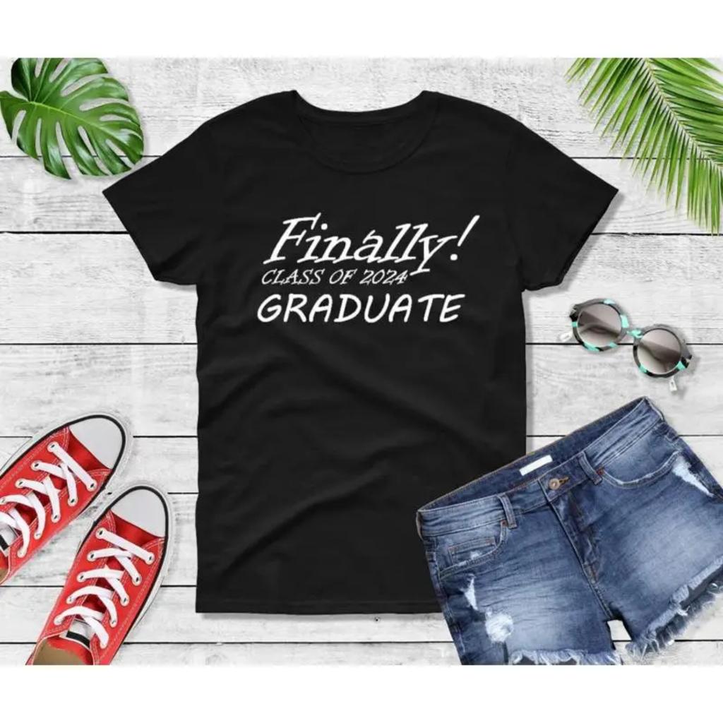 Damen Endlich Jahrgang 2024 Abschluss T-Shirt Abschluss für erwachsene Absolventen
