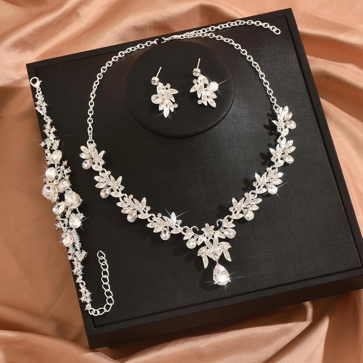 

Leaf Necklace and Earrings Three-piece Set - Bridal Jewelry & Accessories for Wedding Dresses