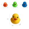 Buntes Kleines Gelbes Enten-Quetschspielzeug zum Schwimmen im Entchen-Themenpool
