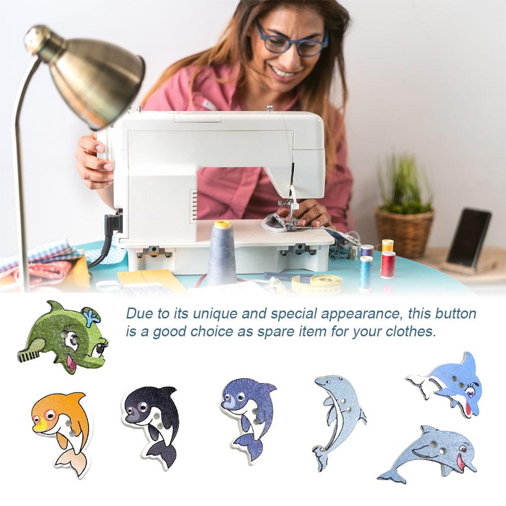 Balení 50 Dřevěných Knoflíků Vynikající Hrubý Povrch Široce Použitelné Zapínání Knoflíky s Dříkem ve Tvaru Ryby Šicí Potřeby pro Stehování