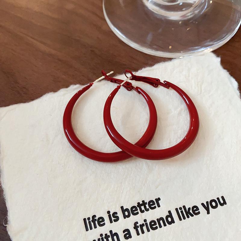 Boucles d'oreilles créoles Ankara Red Silver Needle Drip Oil: Style Rétro Hong Kongais pour Femmes, Polyvalent, avec un Design Unique.