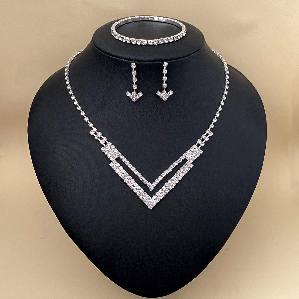 

Элегантный ювелирный набор с кисточками из страз: Ожерелье, Серьги, Браслет – Идеально для свадебного или банкетного наряда