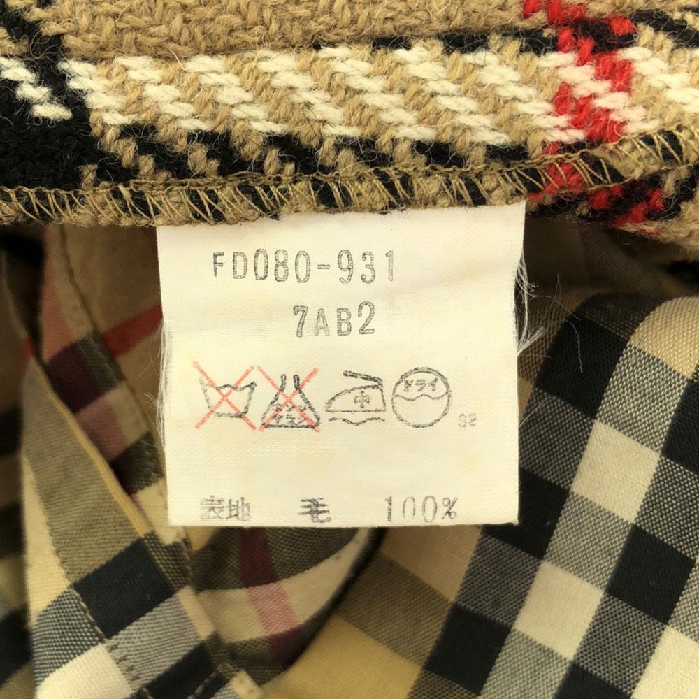 Burberrys 90-talls kåpe med krage i rustfritt stål, beige. Fôr inkludert. Brukt av eldre kvinner.