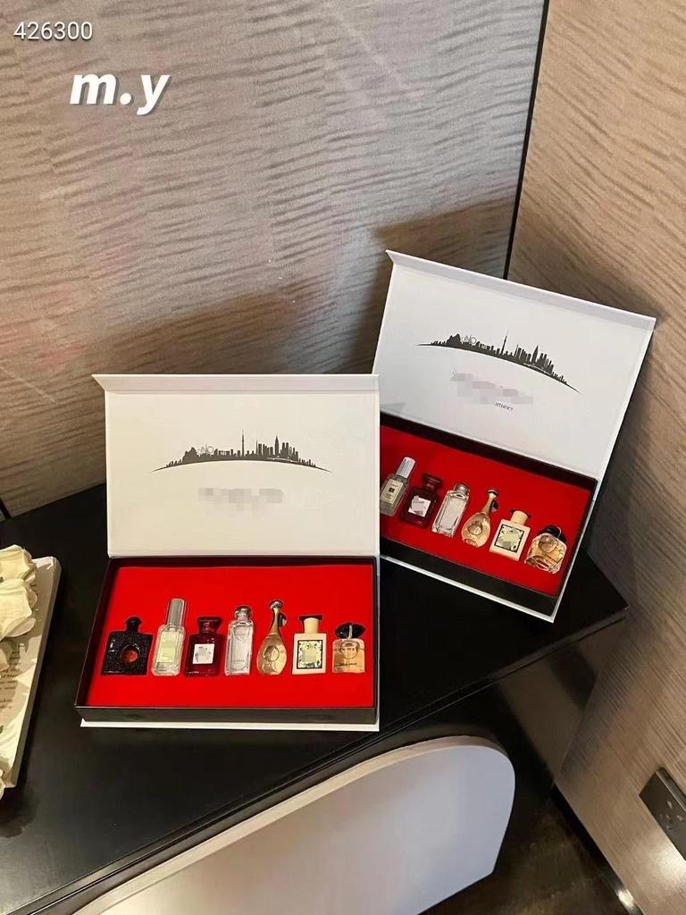 Seven-Piece Perfume Gift Set: Mini Fragrances with Long-Lasting Light Scents for Christmas Souvenir or Gift