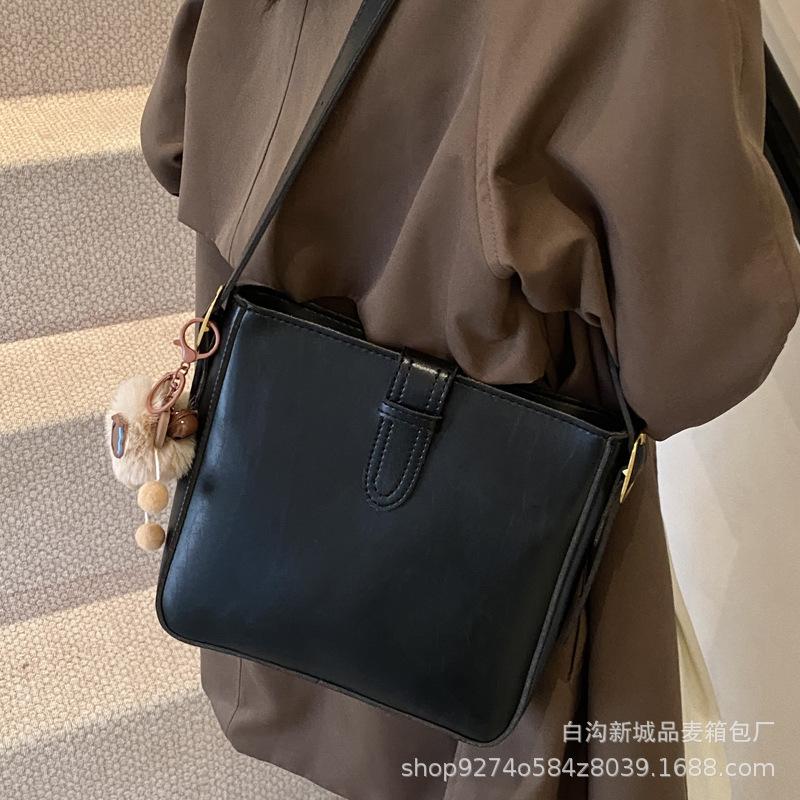 Korean version niche design retro soft leather bucket bag women's 2025 new trendy simple large-capacity shoulder messenger bag