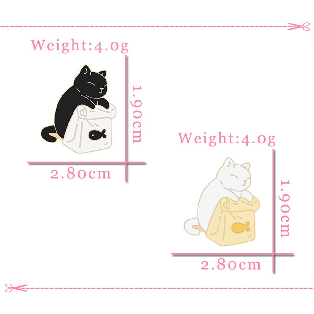 2 Teile/satz Paar Freund Katzen Brosche Set Nette Schwarz Und Weiß Kätzchen Emaille Pins Cartoon Katze Klaue Fishbone Abzeichen Tasche revers