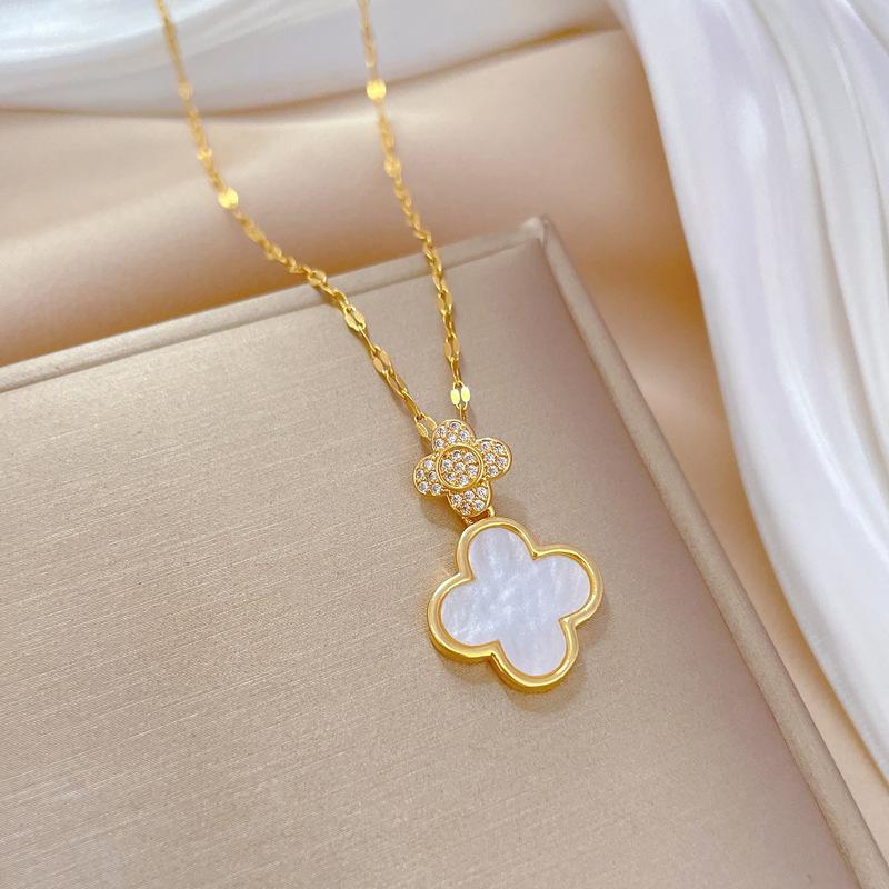 Титановая сталь Легкая роскошь Темперамент Великолепная ракушка Четырехлистный цветок Ожерелье Женская универсальная цепочка на ключицу Титановая стальная цепочка