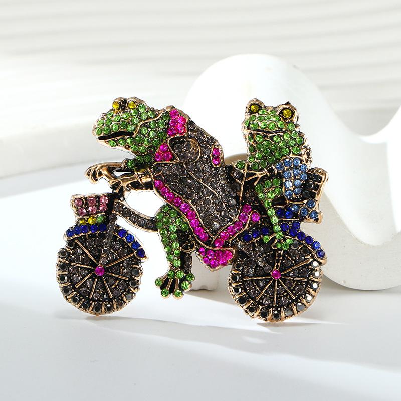 

Ретро Тяжелая Промышленность Лягушка Велосипед Животное Велосипедные Аксессуары Брошь 4.4*5.6CM