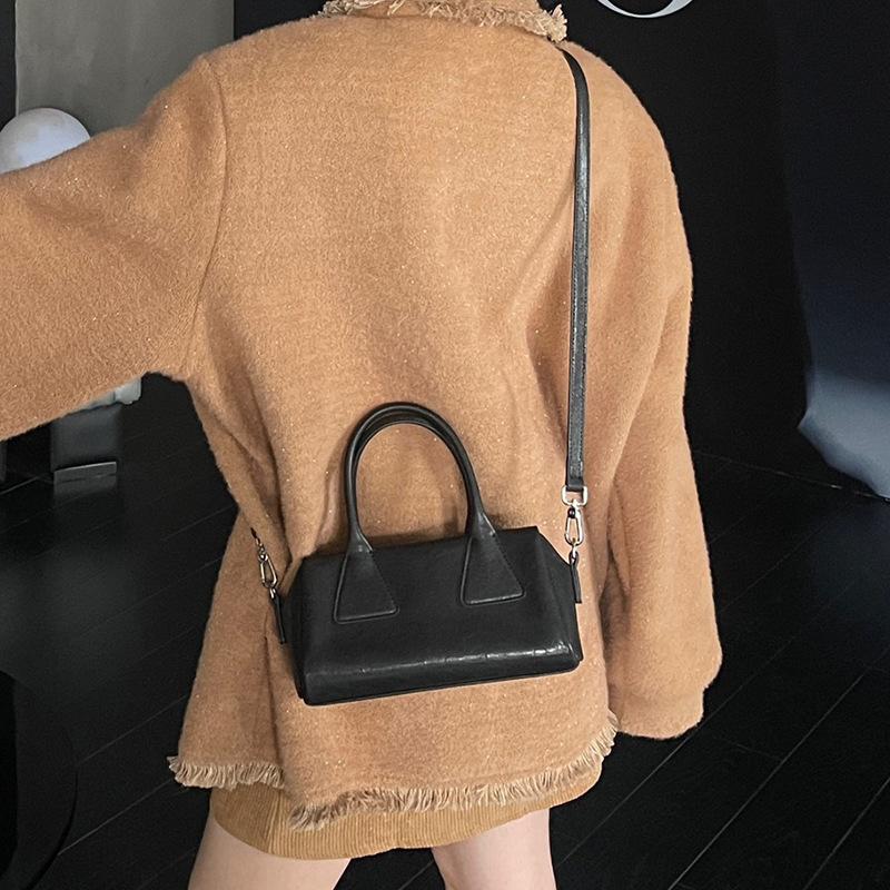 Underarm Baguette with Vegetable Tanned Cowhide Bowling Bag Niche Design Shoulder Bag