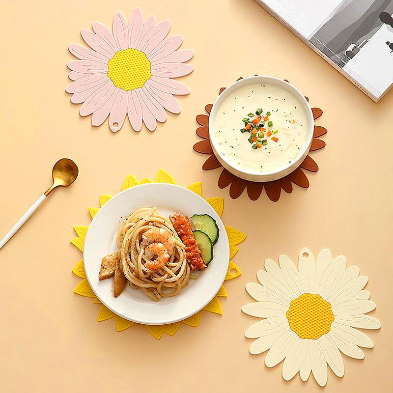 2Pcs Sunflower PVC Heat Insulation Pad Household Bowl Mat Kitchen Cartoon Special-shaped Soft Rubber Table Mat Anti-scald Coaste